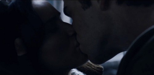  Gale and Katniss Kiss! <3