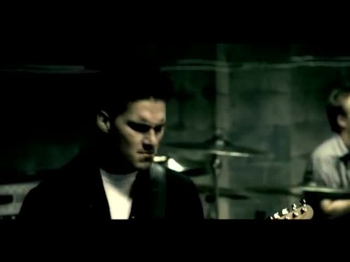  Nickelback - How wewe Remind Me {Music Video}