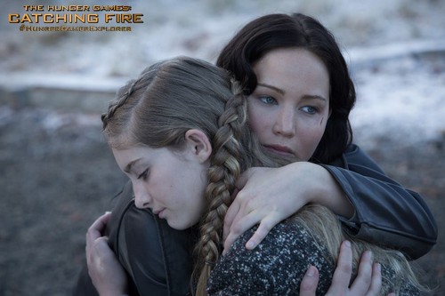  Prim and Katniss in Catching 火災, 火