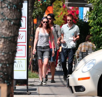 Rob and Kristen with フレンズ on a sushi 日付 in LA (10th April 2013)