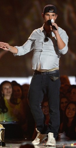  Taylor Lautner-2013 MTV Movie Awards