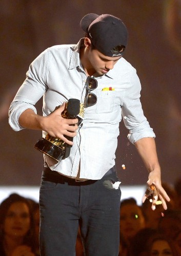  Taylor Lautner-2013 MTV Movie Awards