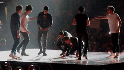 one direction/5 saat of summer human pyramid (: