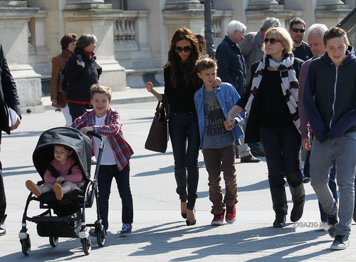  April 21th - Paris - Victoria and family at the Louvre's Museum