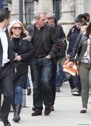 Hugh Laurie arrive in PARIS 04/29/2013