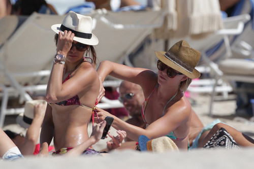  Julianne Hough and Nina Dobrev hanging out with friends on the de praia, praia in Miami