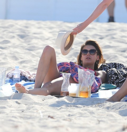  Julianne Hough and Nina Dobrev hanging out with Friends on the strand in Miami