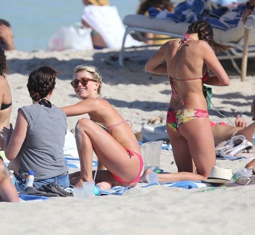  Julianne Hough and Nina Dobrev hanging out with Friends on the pantai in Miami