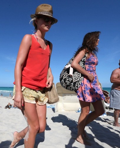  Julianne Hough and Nina Dobrev hanging out with Những người bạn on the bờ biển, bãi biển in Miami