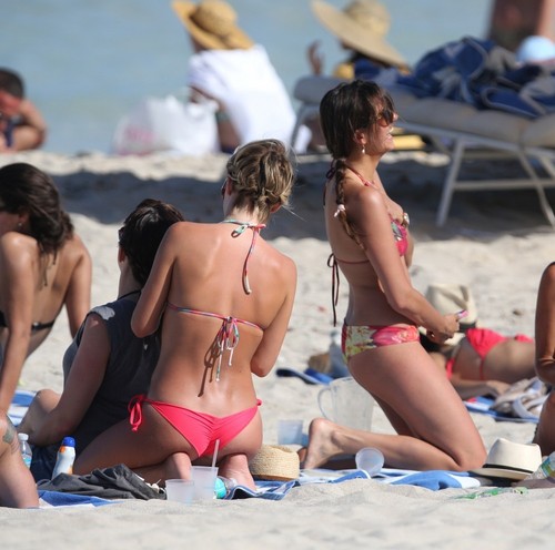  Julianne Hough and Nina Dobrev hanging out with friends on the pantai in Miami
