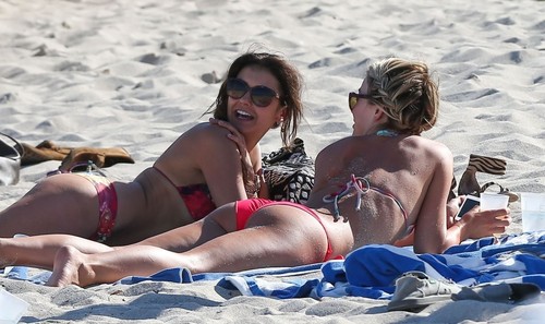  Julianne Hough and Nina Dobrev hanging out with vrienden on the strand in Miami