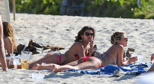  Julianne Hough and Nina Dobrev hanging out with mga kaibigan on the tabing-dagat in Miami