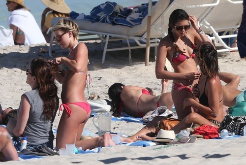  Julianne Hough and Nina Dobrev hanging out with friends on the de praia, praia in Miami