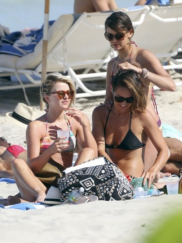  Julianne Hough and Nina Dobrev hanging out with 老友记 on the 海滩 in Miami