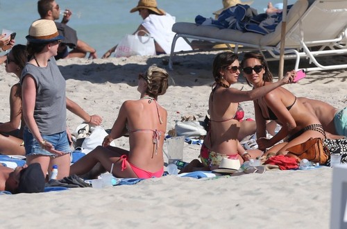  Julianne Hough and Nina Dobrev hanging out with دوستوں on the ساحل سمندر, بیچ in Miami