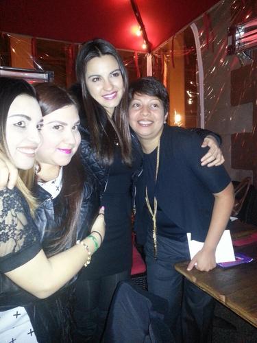  MAITE PERRONI WITH Фаны IN NEW YORK (APRIL 04)