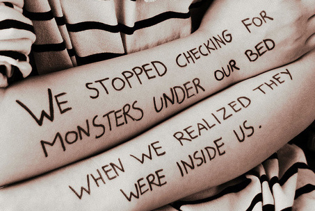  Monsters under the tempat tidur