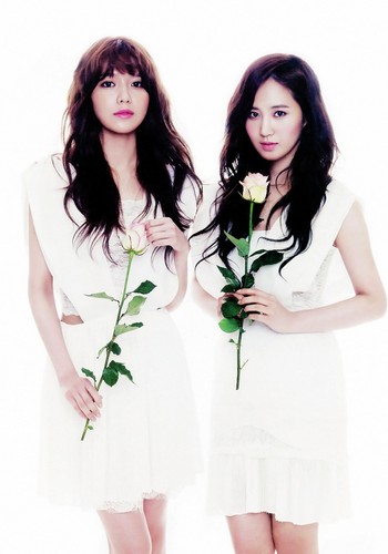  SNSD Girls' GenerationYuri & Sooyoung The তারকা Magazine April 2013 ছবি / Pictures