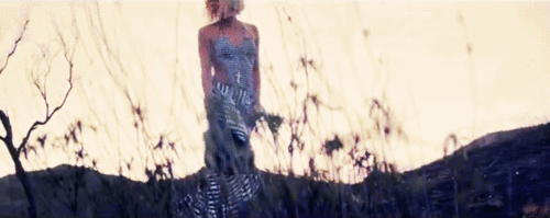  Shakira in ‘Addicted To You’ موسیقی video