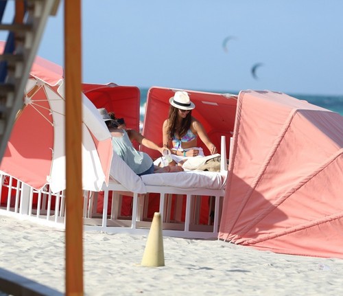  julianne hough and nina dobrev going out the plage in miami.