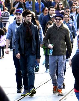  Luke with his Những người bạn Jesse Tyler Ferguson and Justin Mikita, in Disneyland (January, 16 2012)