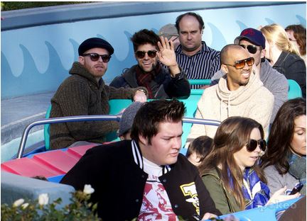  Luke with his دوستوں Jesse Tyler Ferguson and Justin Mikita, in Disneyland (January, 16 2012)