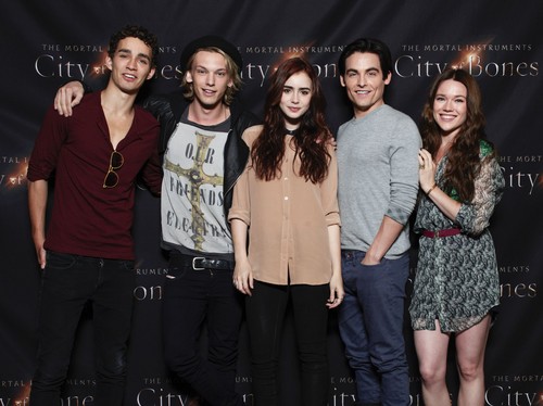  'The Mortal Instruments: City of Bones' promotional mga litrato