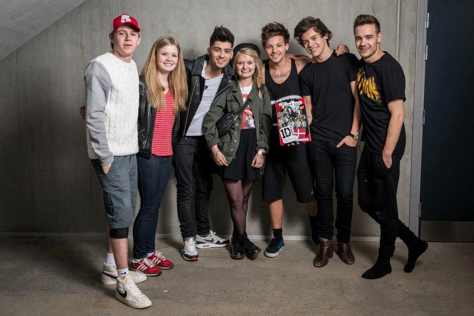 Fan first. Фан база Ван дирекшн. One Direction with Fans.