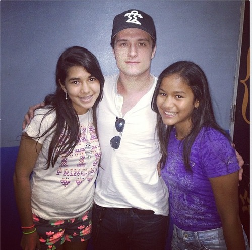  Josh with fãs in Panama