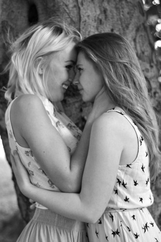 Lesbian kisses <3