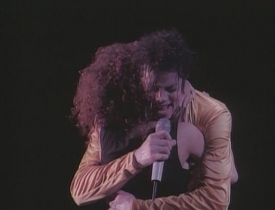  Michael गाना While Hugging A प्रशंसक