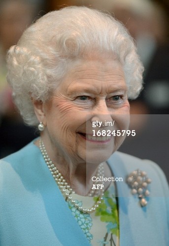  퀸 Elizabeth II at Temple Church in 런던 on May 7, 2013.