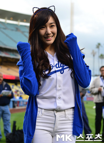  Tiffany Throws First Pitch for LA Dodgers