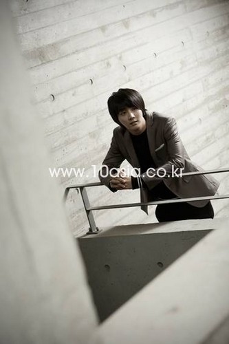  Yoon Si Yoon ~ 10asia Interview fotografias