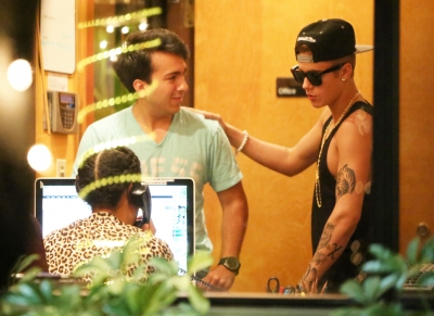  05.16.2013 Justin Brings His “Guns” To The Same Studio As Miley Cyrus