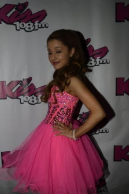  18.May - Backstage at kiss 108 Fm‘s KC13 concierto in Boston