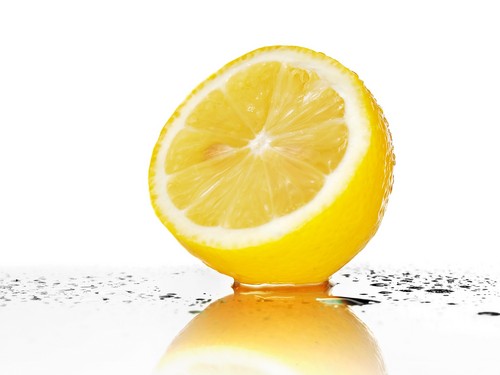  A Yellow buah-buahan called lemon