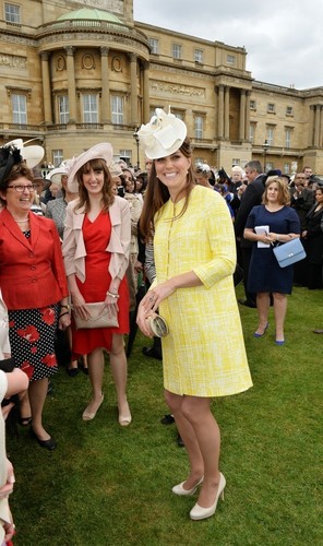  Buckingham Palace Hosts a Garden Party