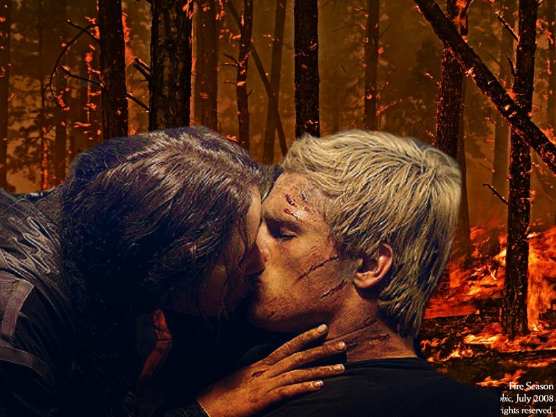 Katniss and Peeta ciuman.