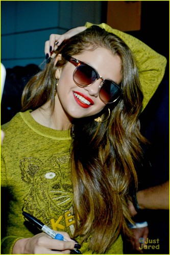  Selena in NRJ radio station on monday afternoon(May 27,2013) at Paris