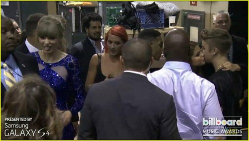  Selena kisses Justin at the backstage of Billboard muziki Awards!!!!!!