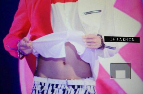  Taemin's cute tummy