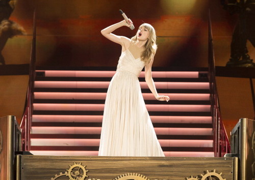  Taylor in the Red Tour <3