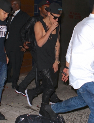  05.29.2013 Justin spotted with Friends partying in New York