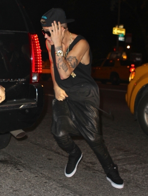 05.29.2013 Justin spotted with friends partying in New York