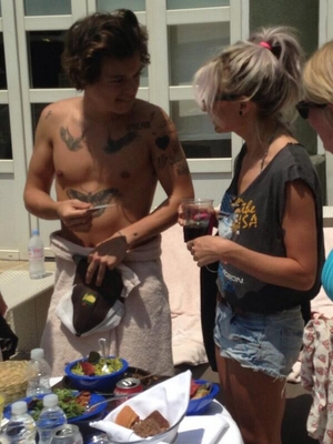  June 8th - Harry sejak the Pool in Mexico
