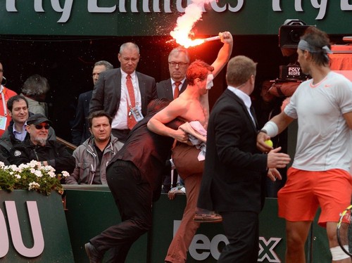  Nadal Almost Gets Attacked oleh Idiot at RG