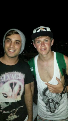  Niall with a ファン tonight (11/06/2013)