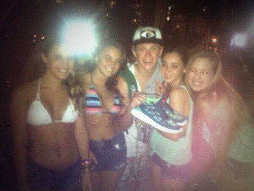  Niall with a 粉丝 tonight (11/06/2013)