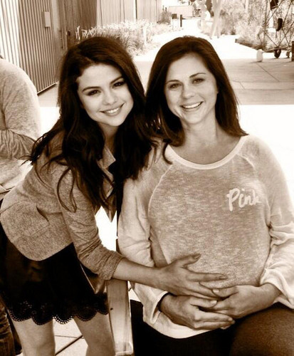  selena diposting this is she gonna be a big sis